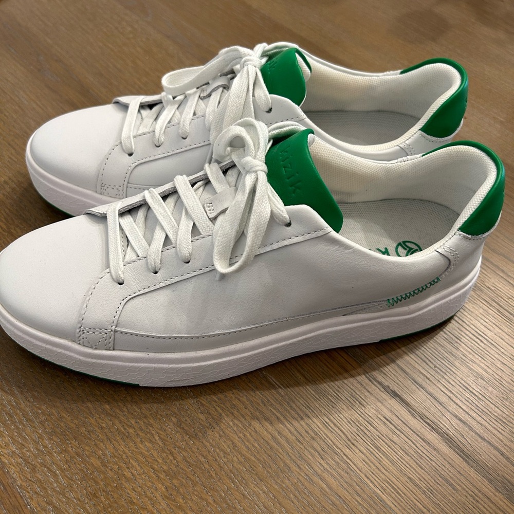 Kizik Women’s Vegas Size 9 Limited edition white with green trim No longer sold!